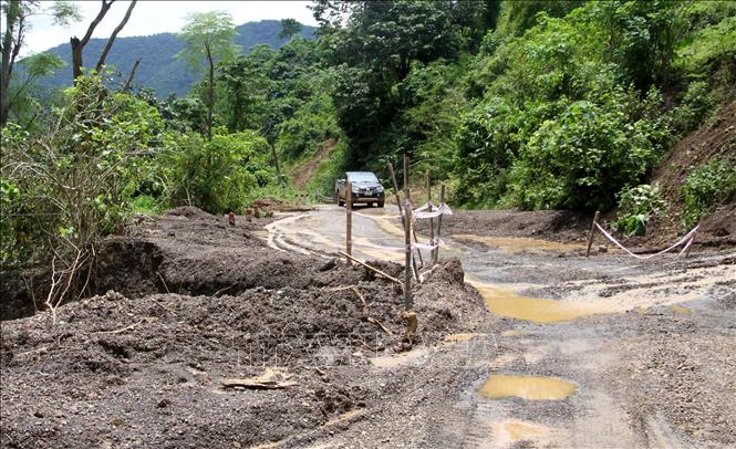 Quốc lộ 16 còn nhiều điểm sạt lở nguy hiểm. Ảnh: Văn Tý-TTXVN