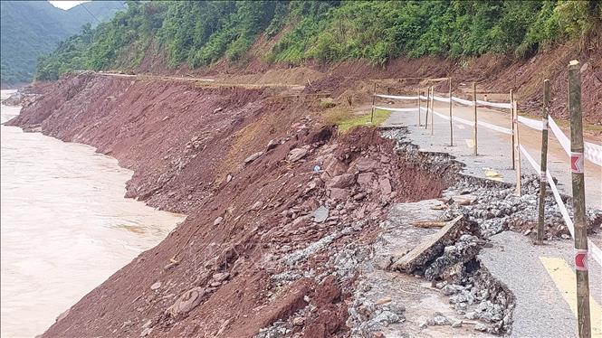 Một điểm sạt lở khiến nền đường Quốc lộ 16 hư hỏng nặng không thể di chuyển. Ảnh: Văn Tý-TTXVN