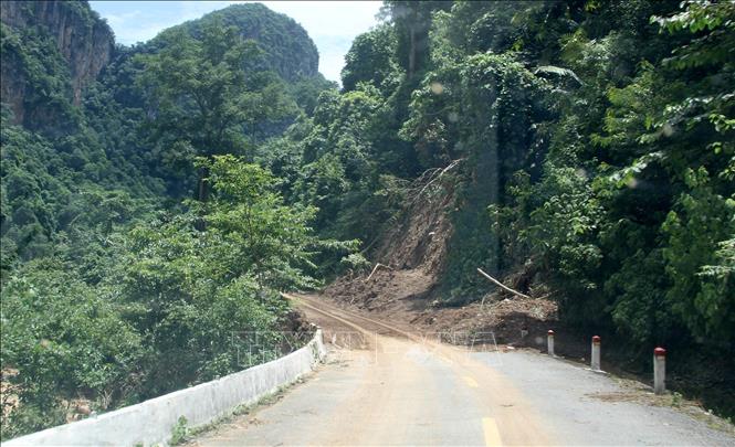 Quốc lộ 16 còn nhiều điểm sạt lở nguy hiểm. Ảnh: Văn Tý-TTXVN