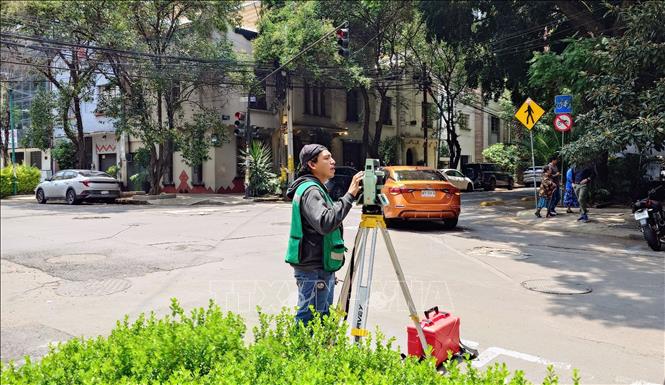 Một kỹ sư trắc địa đang làm việc tại trung tâm thủ đô Mexico City, Mexico. Ảnh: Phi Hùng - PV TTXVN tại Mexico.