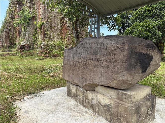 Tấm bia kí khắc những dòng chữ sanskrit cổ tại khu vực tháp Chiên Đàn. Ảnh: Đỗ Trưởng - TTXVN 