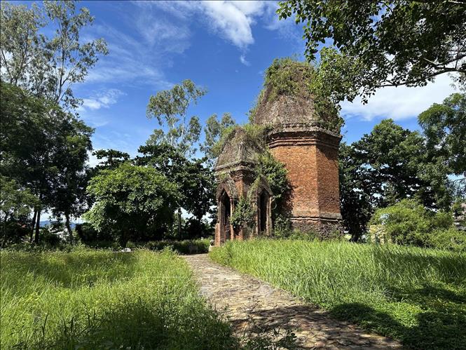 Tháp Bằng An mang hình tượng Linga có niên đại vào khoảng thế kỷ XI, là một trong những tháp Chăm cổ nhất còn tồn tại với kiến trúc độc đáo, khác biệt hoàn toàn so với các cụm tháp Chăm khác trên dải đất miền Trung Việt Nam. Ảnh: Đỗ Trưởng - TTXVN