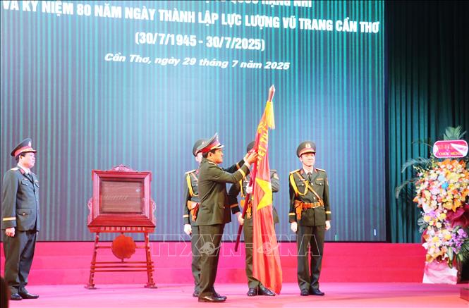 Trung tướng Nguyễn Xuân Dắt, Phó Bí thư Đảng ủy, Tư lệnh Quân khu 9, trao Huân chương Bảo vệ Tổ quốc hạng Nhì cho Bộ Chỉ huy Quân sự thành phố Cần Thơ. Ảnh: Ngọc Thiện- TTXVN