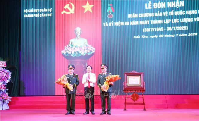 Ông Đỗ Thanh Bình, Ủy viên Trung ương Đảng, Bí thư Thành ủy Cần Thơ, tặng hoa chúc mừng Bộ Chỉ huy Quân sự thành phố Cần Thơ. Ảnh: Ngọc Thiện- TTXVN