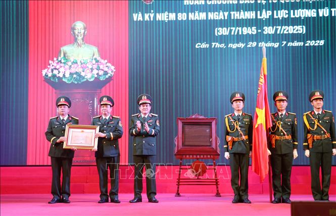 Trung tướng Nguyễn Xuân Dắt, Phó Bí thư Đảng ủy, Tư lệnh Quân khu 9, trao Huân chương Bảo vệ Tổ quốc hạng Nhì cho Bộ Chỉ huy Quân sự thành phố Cần Thơ. Ảnh: Ngọc Thiện- TTXVN