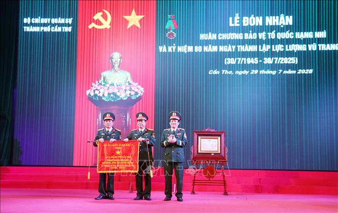 Trung tướng Hồ Văn Thái, Bí thư Đảng ủy, Chính ủy Quân khu 9, tặng bức trướng của Bộ Tư lệnh Quân khu 9 cho Bộ Chỉ huy Quân sự thành phố Cần Thơ. Ảnh: Ngọc Thiện- TTXVN