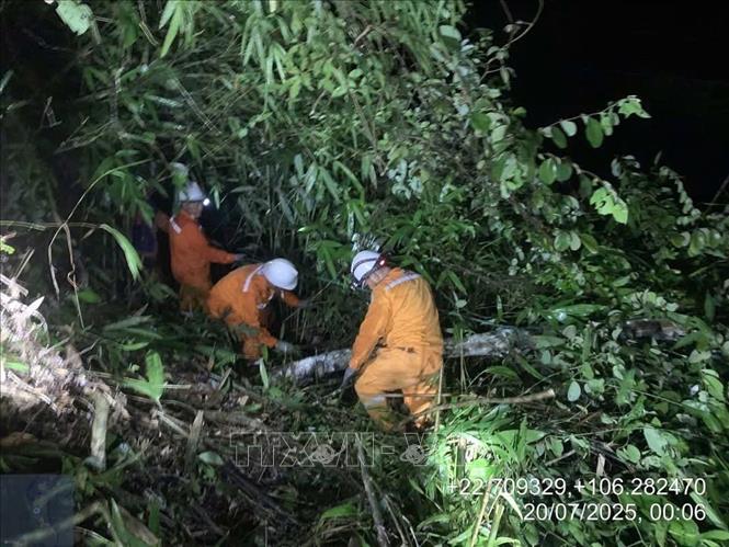 Với tính chất đặc thù miền núi, cán bộ, công nhân viên Điện lực Cao Bằng thường phải đi khắc phục sự cố điện giữa rừng, bất kể ngày hay đêm. Ảnh: TTXVN phát