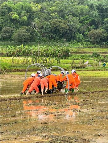 Công nhân điện lực Cao Bằng vận chuyển thiết bị điện đến hiện trường để thay thế những thiết bị bị hư hại. Ảnh: TTXVN phát