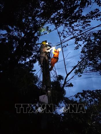 Công nhân điện lực Cao Bằng khắc phục sự cố điện lưới giữa rừng. Ảnh: TTXVN phát