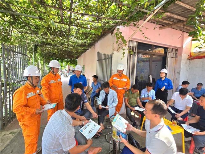Cán bộ, Công nhân Điện lực Cao Bằng phát tờ rơi, tuyên truyền vận động người dân phối hợp, hỗ trợ bảo vệ hệ thống điện lưới. Ảnh: TTXVN phát