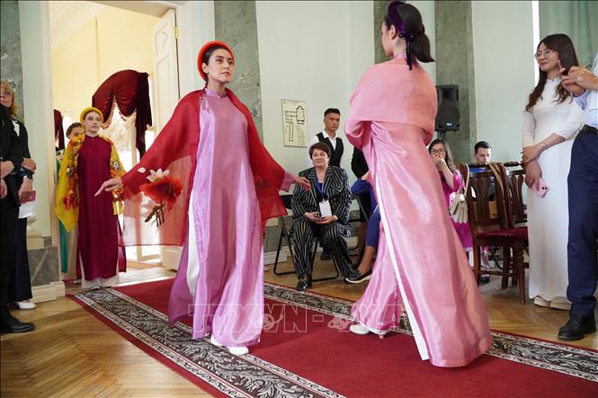 Vietnamese traditional ao dai are performed by Russian girls at the ceremony. VNA Photo: Tâm Hằng 