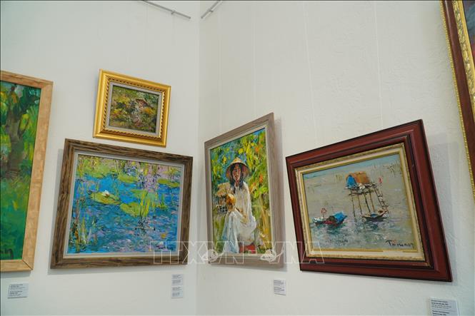 Paintings are on display at the ceremony. VNA Photo: Tâm Hằng 