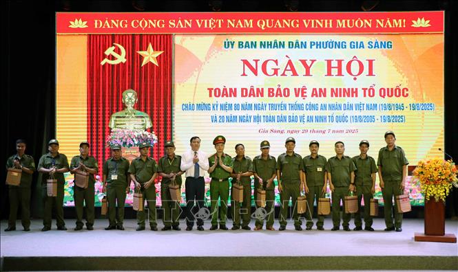Trao công cụ hỗ trợ cho các Tổ bảo vệ an ninh ở cơ sở ở phường Gia Sàng (tỉnh Thái Nguyên). Ảnh: Thu Hằng-TTXVN 