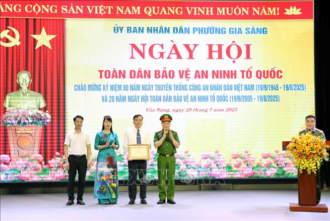 Trao Bằng khen của Bộ trưởng Công an cho nhân dân và cán bộ phường Gia Sàng có thành tích xuất sắc trong phong trào toàn dân bảo vệ an ninh Tổ quốc. Ảnh: Thu Hằng-TTXVN 