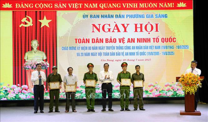 Lãnh đạo phường Gia Sàng khen thưởng các tập thể, cá nhân có thành tích xuất sắc trong việc thực hiện phong trào bảo vệ an ninh Tổ quốc. Ảnh: Thu Hằng-TTXVN 