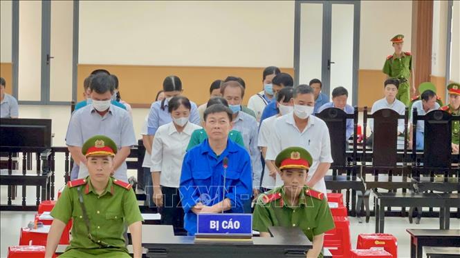 Các bị cáo nghe HĐXX tuyên án. Ảnh: Thanh Sang-TTXVN
