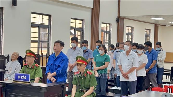 Các bị cáo nghe HĐXX tuyên án. Ảnh: Thanh Sang-TTXVN