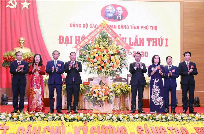 Bí thư Tỉnh ủy Phú Thọ Đặng Xuân Phong chúc mừng Đại hội. Ảnh: Tạ Toàn - TTXVN
