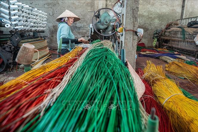 Nhiều hộ gia đình ở Phú Tân nay đã sử dụng máy dệt chiếu thay cho dệt tay trước đây để mang lại hiệu quả kinh tế cao hơn. Ảnh: Khánh Hoà – TTXVN 