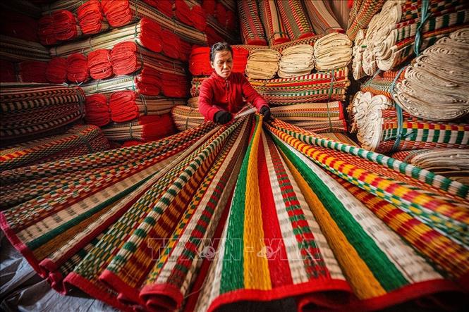 Kiểm tra chiếu thành phẩm. Ảnh: Khánh Hoà – TTXVN 
