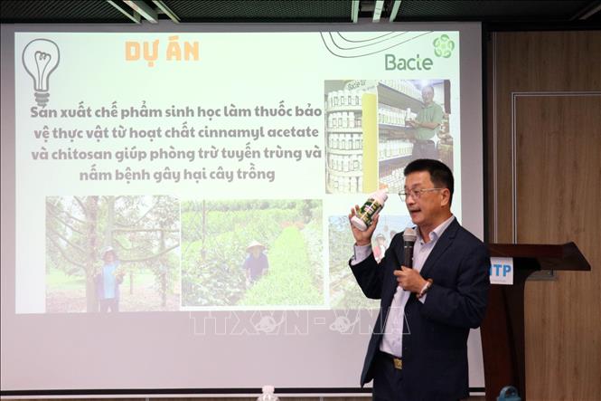 Đại diện Công ty TNHH Thương mại và dịch vụ quốc tế Tip To Mã Lai trình bày sản phẩm của doanh nghiệp. Ảnh: Tiến Lực - TTXVN