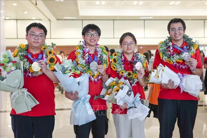 4 học sinh dự thi Olympic Sinh học Quốc tế (IBO) năm 2025 đều đoạt huy chương, gồm: 1 huy chương Vàng thuộc về Nguyễn Lương Thái Duy (học sinh lớp 11, Trường THPT Chuyên Hà Nội - Amsterdam, Hà Nội), 2 huy chương Bạc thuộc về Nguyễn Hữu Thành (học sinh lớp 12, Trường THPT Chuyên Trần Phú, Hải Phòng) và Bùi Hoàng Đại Dương (học sinh lớp 12, Trường THPT Chuyên Quốc Học, Huế); và 1 huy chương Đồng được trao cho Lê Hoàng Kiều Anh (học sinh lớp 12, Trường THPT Chuyên Hà Nội - Amsterdam, Hà Nội). Ảnh: Thanh Tùng - TTXVN 