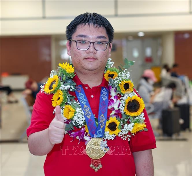 Nguyễn Lương Thái Duy, học sinh lớp 11, Trường Trung học phổ thông Chuyên Hà Nội – Amsterdam (Hà Nội) giành huy chương Vàng (xếp thứ 7 trong tổng số 298 thí sinh dự thi). Ảnh: Thanh Tùng - TTXVN 