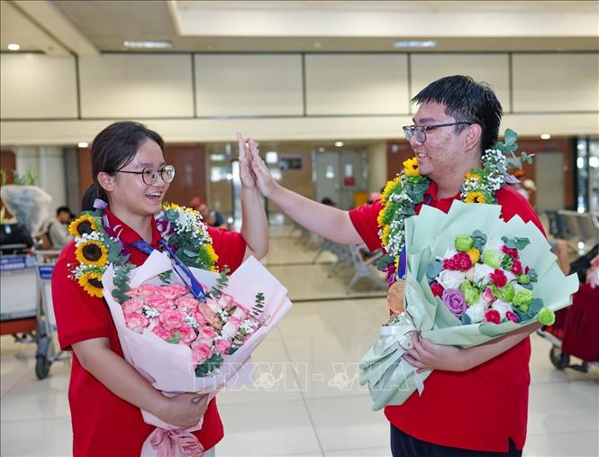 Nguyễn Lương Thái Duy (học sinh lớp 11) cùng Lê Hoàng Kiều Anh (học sinh lớp 12) đều đến từ Trường THPT Chuyên Hà Nội – Amsterdam (Hà Nội) đã mang về hai chiếc huy chương Vàng và Đồng. Ảnh: Thanh Tùng - TTXVN 