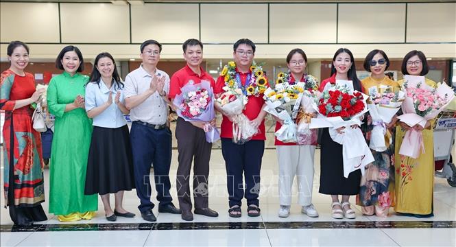 Đại diện Sở Giáo dục và Đào tạo Hà Nội cùng Ban Giám hiệu trường THPT Chuyên Hà Nội – Amsterdam tặng hoa chúc mừng. Ảnh: Thanh Tùng - TTXVN