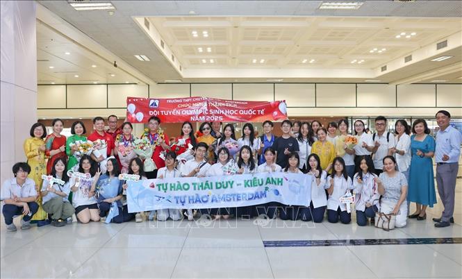 Gia đình, thầy cô và bạn bè trường THPT Chuyên Hà Nội – Amsterdam (Hà Nội) hân hoan chào đón các em. Ảnh: Thanh Tùng - TTXVN