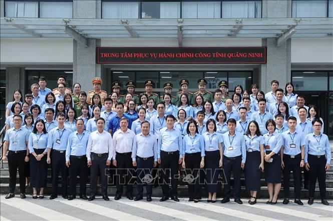 Chủ tịch nước Lương Cường với các đại biểu và cán bộ, nhân viên Trung tâm Phục vụ hành chính công tỉnh Quảng Ninh. Ảnh: Lâm Khánh – TTXVN