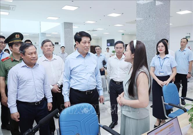 Chủ tịch nước Lương Cường nghe ý kiến của đại diện doanh nghiệp đến làm thủ tục tại Trung tâm Phục vụ hành chính công tỉnh Quảng Ninh. Ảnh: Lâm Khánh – TTXVN