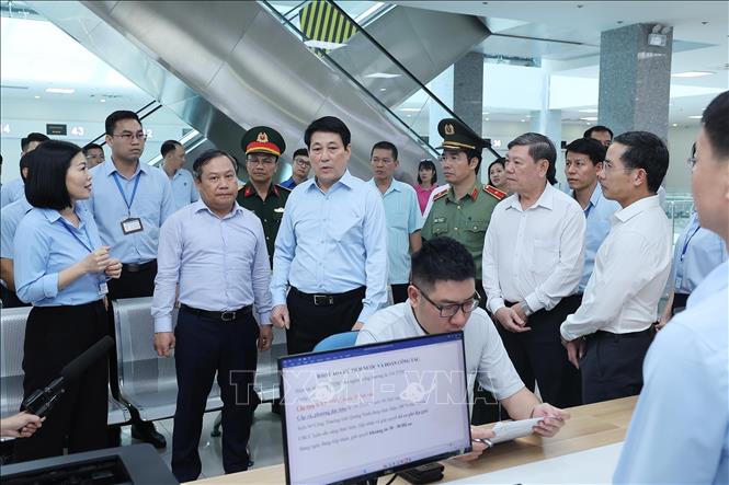 Chủ tịch nước Lương Cường thăm và kiểm tra hoạt động của Trung tâm Phục vụ hành chính công tỉnh Quảng Ninh. Ảnh: Lâm Khánh – TTXVN