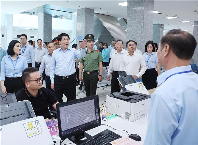 Chủ tịch nước Lương Cường thăm và kiểm tra hoạt động của Trung tâm Phục vụ hành chính công tỉnh Quảng Ninh. Ảnh: Lâm Khánh – TTXVN