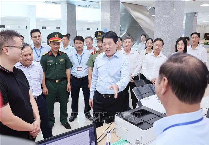 Chủ tịch nước Lương Cường thăm và kiểm tra hoạt động của Trung tâm Phục vụ hành chính công tỉnh Quảng Ninh. Ảnh: Lâm Khánh – TTXVN