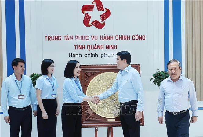 Chủ tịch nước Lương Cường tặng quà lưu niệm Trung tâm Phục vụ hành chính công tỉnh Quảng Ninh. Ảnh: Lâm Khánh – TTXVN