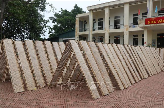 Bánh đa nem Thổ Hà phơi khô dưới nắng, khi sử dụng có mùi thơm đặc trưng. Ảnh: Thanh Thương- TTXVN