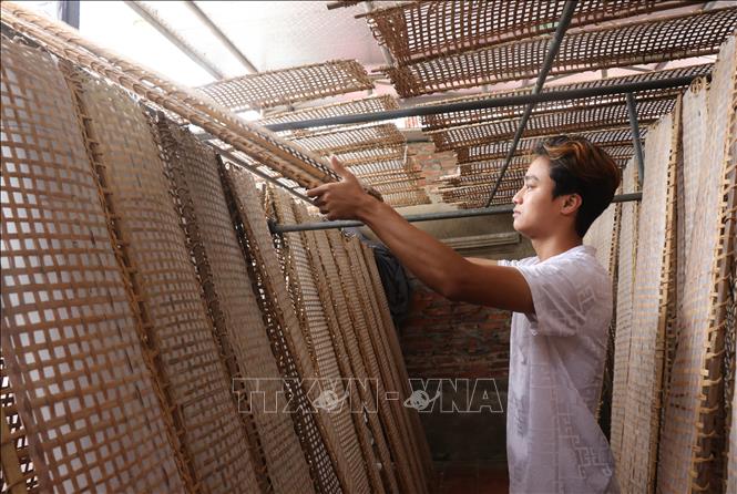 Bánh đa nem Thổ Hà phơi khô dưới nắng, khi sử dụng có mùi thơm đặc trưng. Ảnh: Thanh Thương- TTXVN