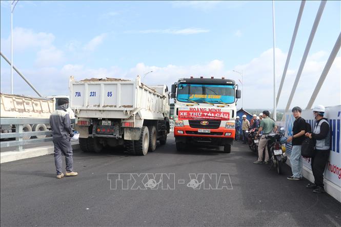 Tiến hành thử tải cầu Rạch Miễu 2 thành công. Ảnh Công Trí-TTTXVN