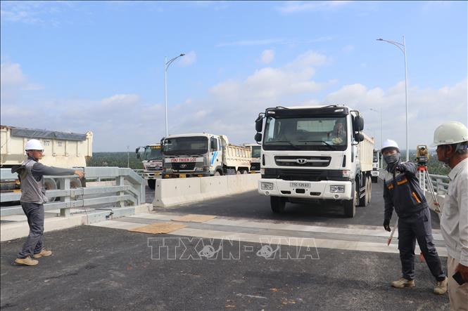 Tiến hành thử tải cầu Rạch Miễu 2 thành công. Ảnh Công Trí-TTTXVN

