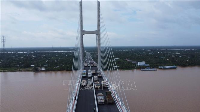 Hàng chục phương tiện thử tải cầu Rạch Miễu 2 thành công. Ảnh Công Trí-TTTXVN