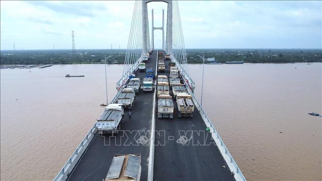 Hàng chục phương tiện thử tải cầu Rạch Miễu 2 thành công. Ảnh Công Trí-TTTXVN