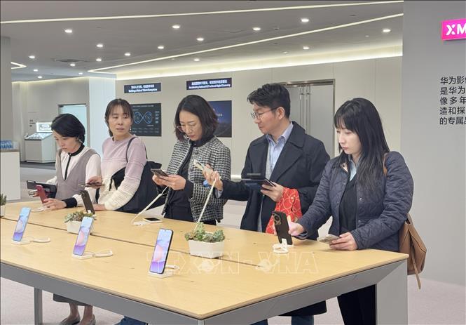 Điện thoại thông minh của hãng Huawei luôn được khách hàng Trung Quốc đại lục ưa chuộng. Ảnh: Công Tuyên/PV TTXVN tại Trung Quốc