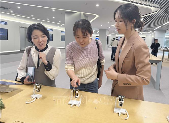 Đồng hồ thông minh có chức năng nghe, gọi và kết nối với điện thoại của hãng Huawei. Ảnh: Công Tuyên/PV TTXVN tại Trung Quốc
