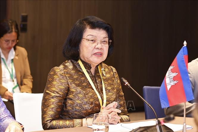 Cambodian NA Chairwoman Samdech Maha Rathsapheathika Thipadei Khuon Sudary speaks at the meeting. VNA Photo: Doãn Tấn