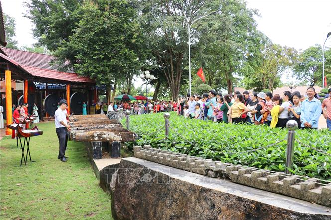 Khách du lịch xem trình diễn đánh đàn đá của đồng bào dân tộc tại Khu bảo tồn văn hóa dân tộc S’tiêng sóc Bom Bo (xã Bom Bo, tỉnh Đồng Nai). Ảnh: Nhật Bình - TTXVN