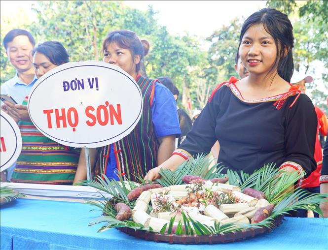 Đời sống ngày càng phát triển, thị trường xuất hiện nhiều món ẩm thực đặc trưng của các vùng miền, thế nhưng cơm lam vẫn là món ăn truyền thống, mang đậm nét đặc trưng riêng có của đồng bào S’tiêng. Ảnh: Nhật Bình - TTXVN