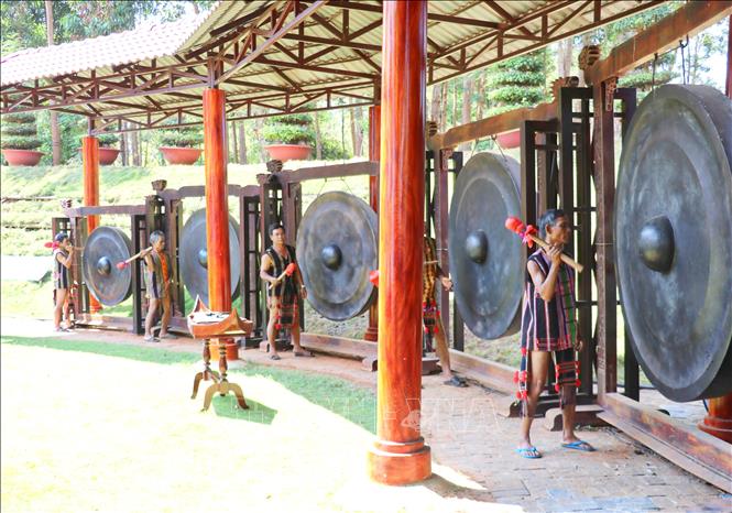 Đồng bào dân tộc trình diễn đánh cồng tại Khu bảo tồn văn hóa dân tộc S’tiêng sóc Bom Bo (xã Bom Bo, tỉnh Đồng Nai). Ảnh: Nhật Bình - TTXVN
