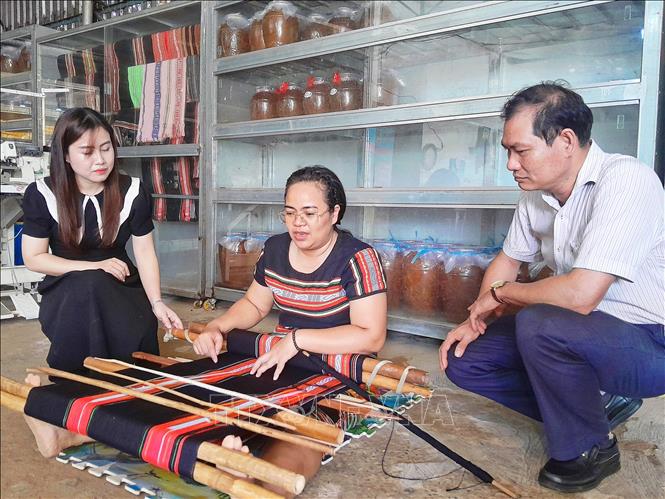 Năm 2024, Bộ Văn hóa, Thể thao và Du lịch vừa ban hành quyết định 375/QĐ-BVHTTDL đưa vào Danh mục Di sản Văn hóa phi vật thể Quốc gia đối với nghề thủ công truyền thống Nghề dệt thổ cẩm của người S’tiêng tỉnh Bình Phước (cũ). Ảnh: Nhật Bình - TTXVN