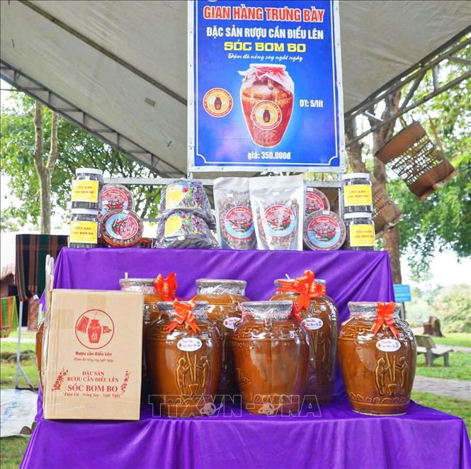 Một gian hàng trưng bày tại Khu bảo tồn văn hóa dân tộc S’tiêng sóc Bom Bo (xã Bom Bo, tỉnh Đồng Nai). Ảnh: Nhật Bình – TTXVN